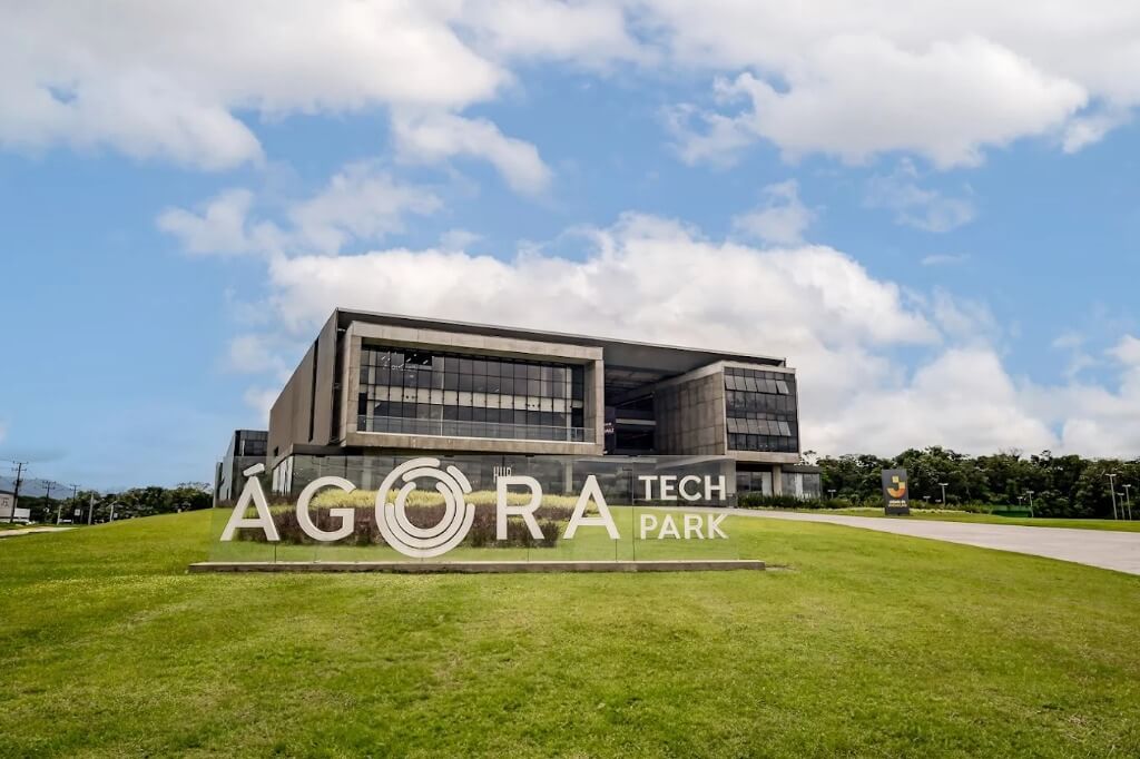 Estrutura arquitetônica moderna do Ágora Tech Park em Joinville