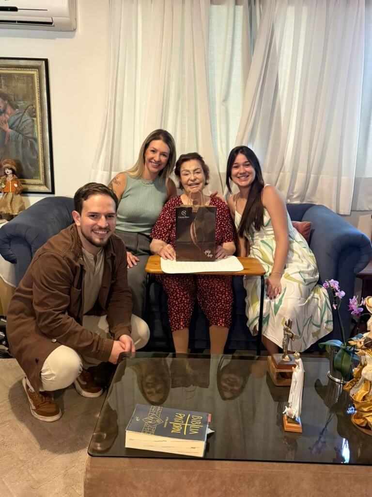 Renan Willian Costa junto a sua família e entes queridos em um momento acolhedor