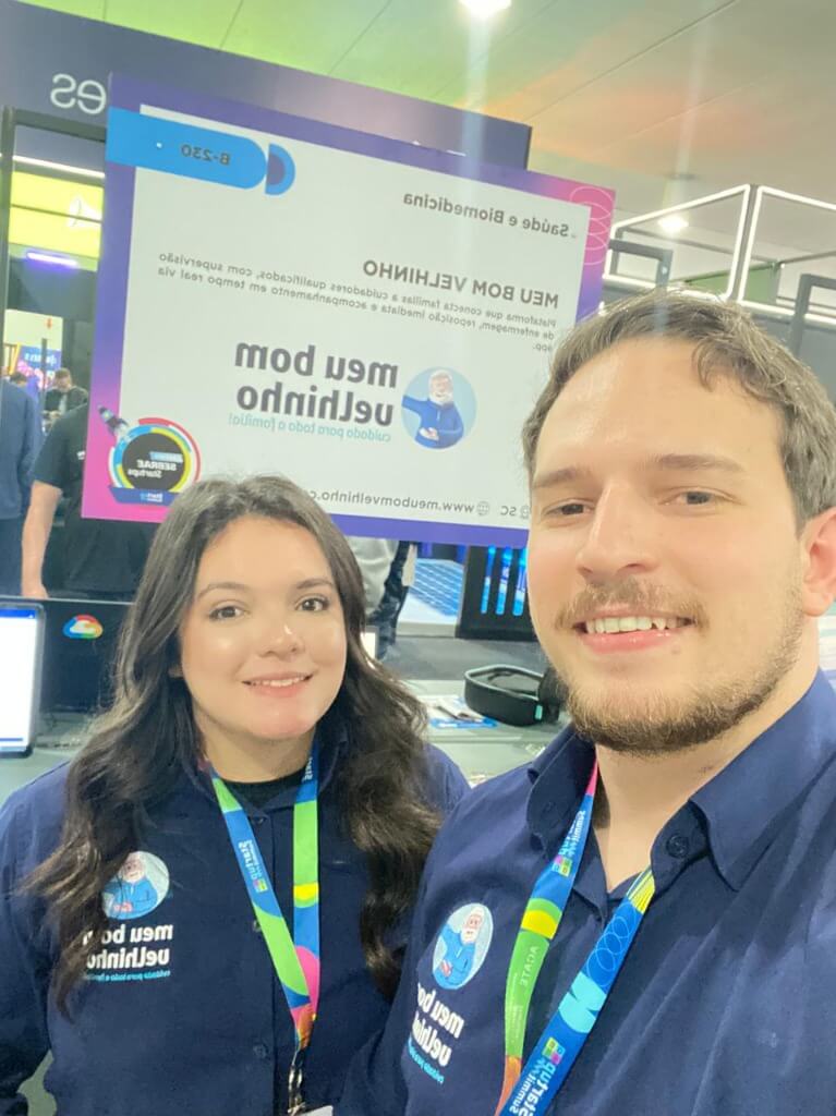 Renan Willian Costa e equipe na apresentação do estande institucional da Meu Bom Velhinho no Sebrae Startups